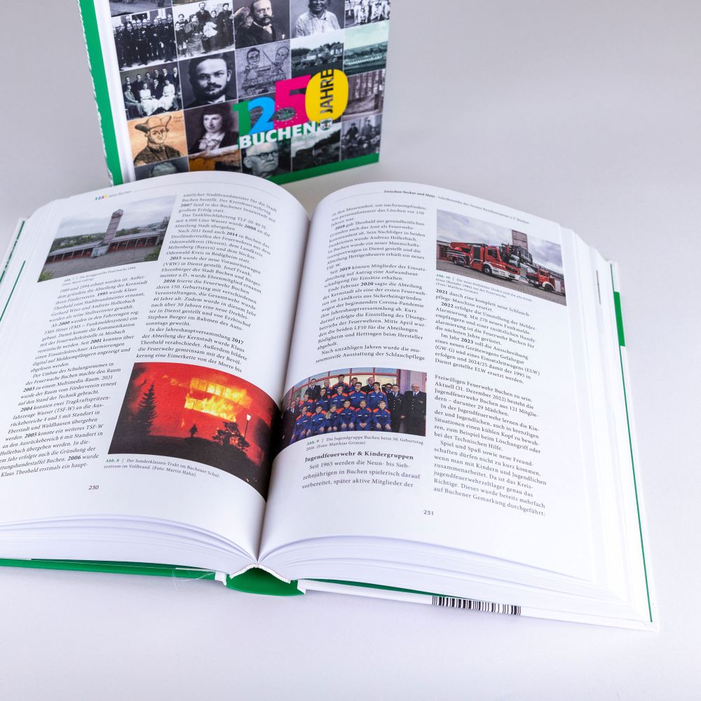 Einblick ins aufgeklappte Buch mit Infos zur Feuerwehr