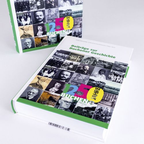 Zwei Bücher eines leigt eines steht. Auf dem Cover sind verschiedene Menschen aus der Stadtgeschichte und das 1250 Jahr Logo zu sehen