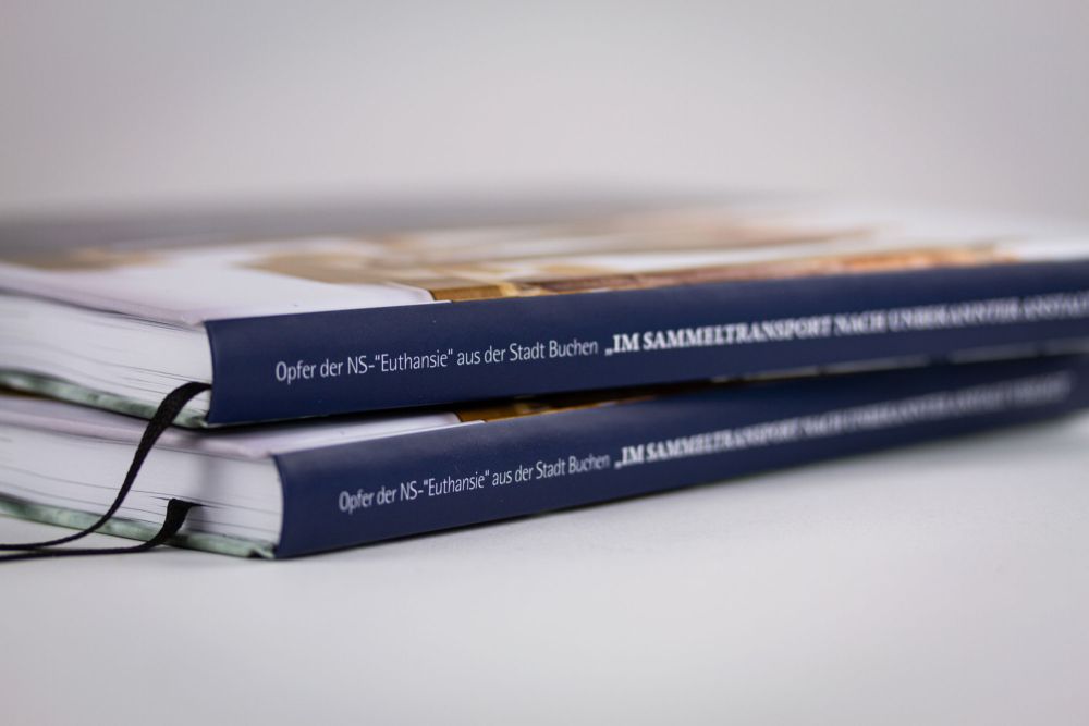 Zwei Bücher aufeinander gelegt, man sieht die Buchrücken und Lesebändchen