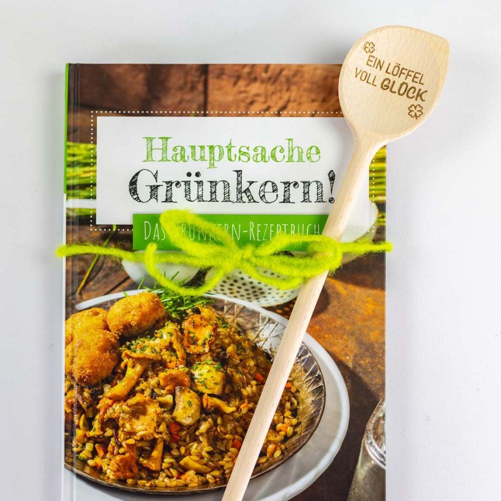 Grünkern-Kochbuch mit einem Löffel voll Glück
