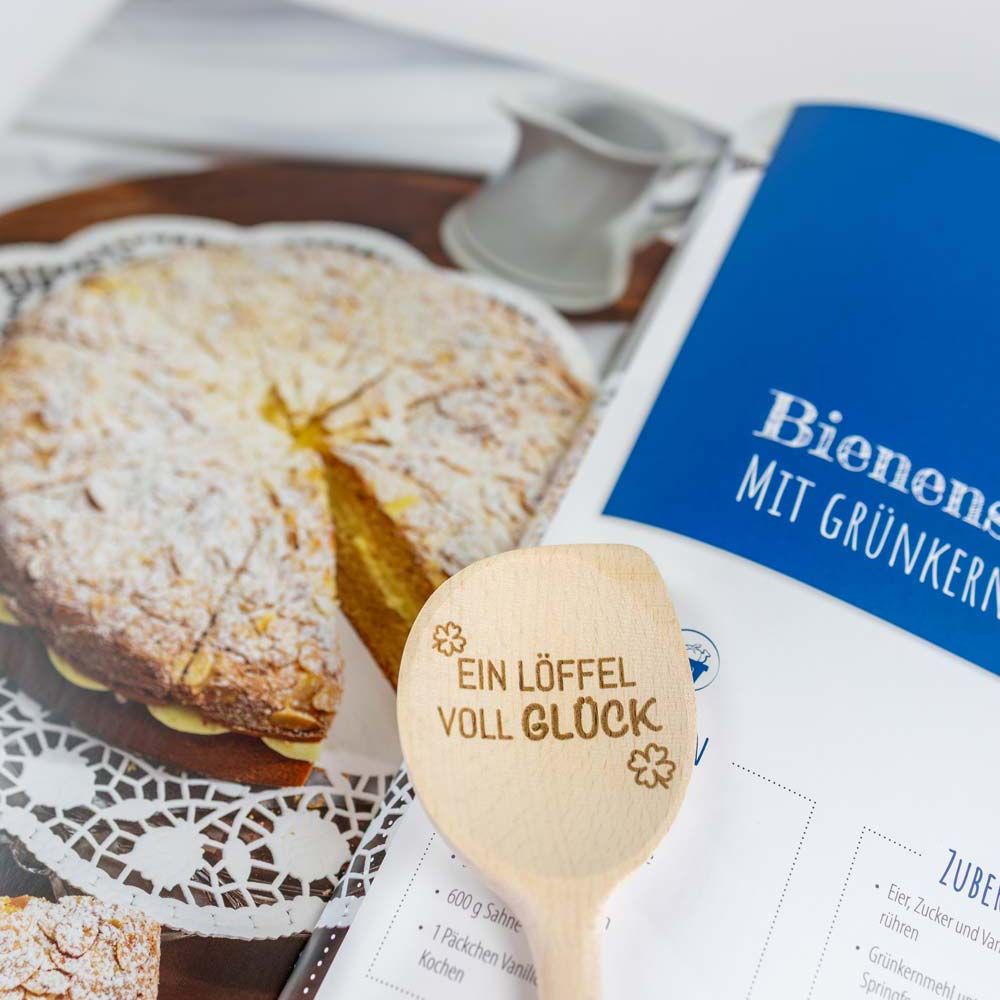 Kochlöffel in aufgeschlagenem Buch
