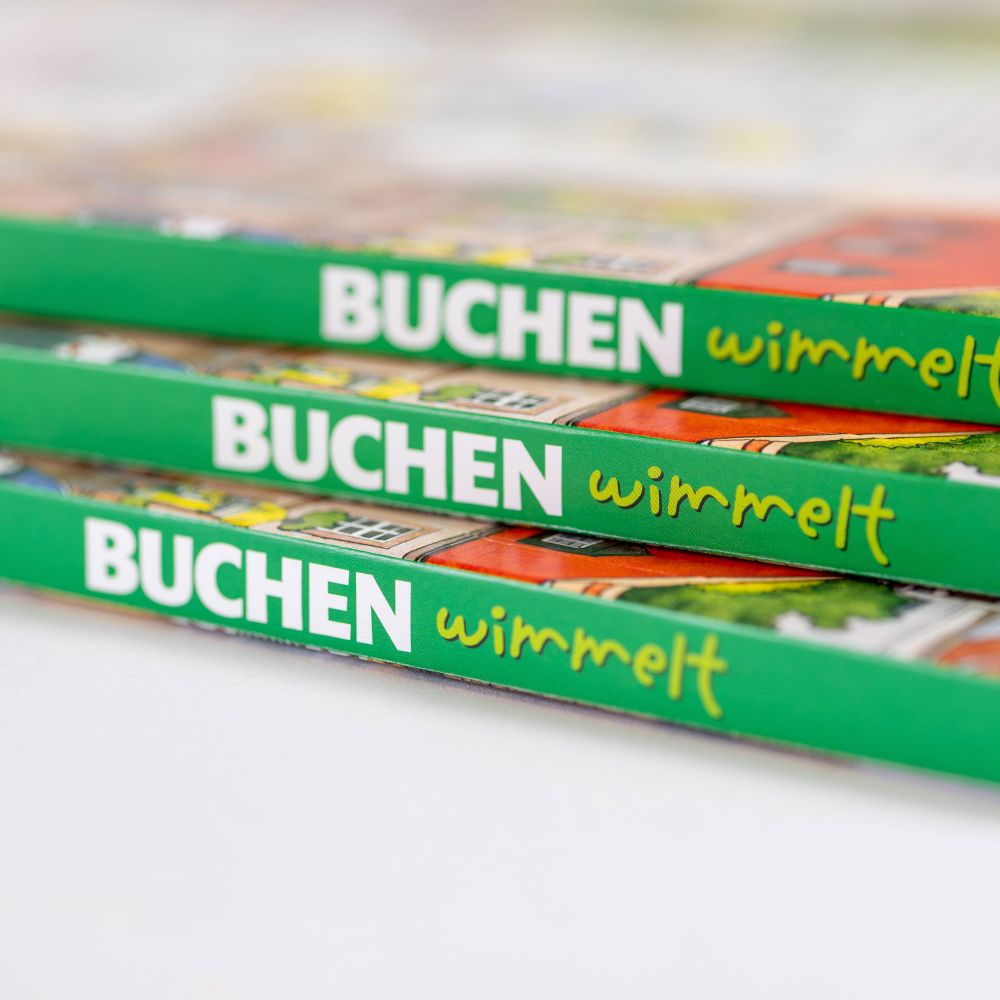 Drei Wimmelbücher gestapelt, man sieht nur die Buchrücken