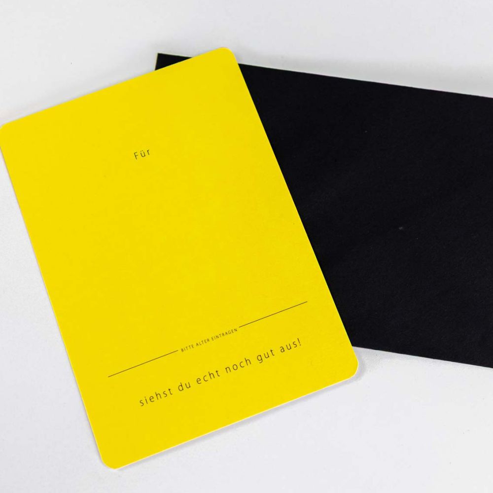 Gelbe Karte zum personalisieren und schwarzer Umschlag