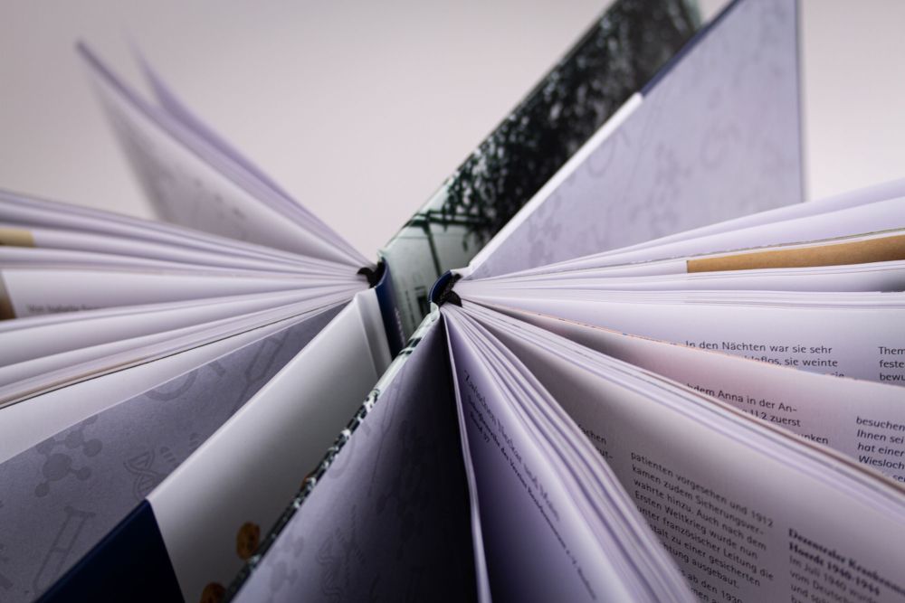 Zwei Bücher aneinander im Kreis aufgefächert