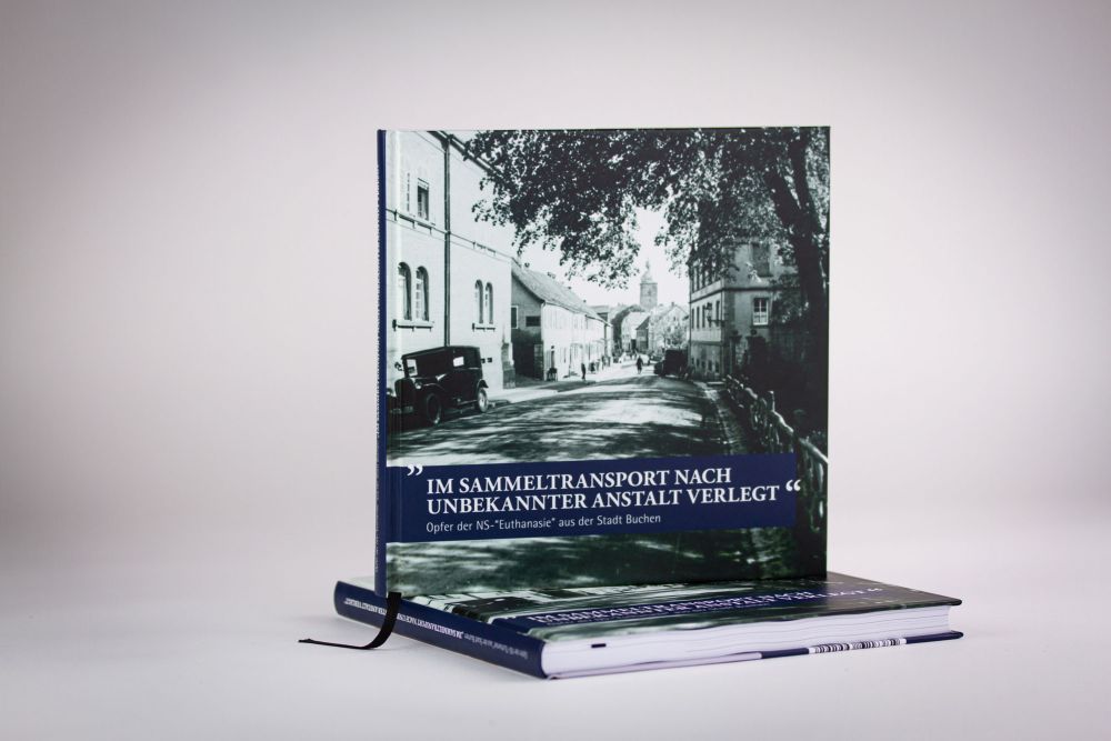 Ein Buch auf dem anderen aufgestellt