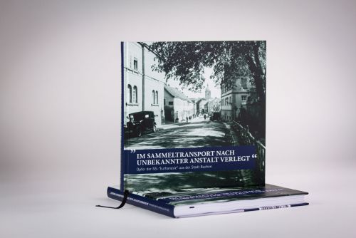 Ein Buch auf dem anderen aufgestellt