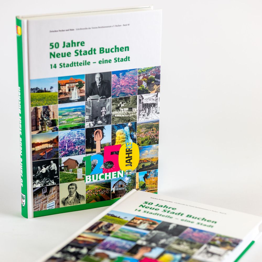 Ein Buch steht, ein Buch liegt davor. Auf dem Cover sind viele Orte und Sehenswürdigkeiten der Stadt