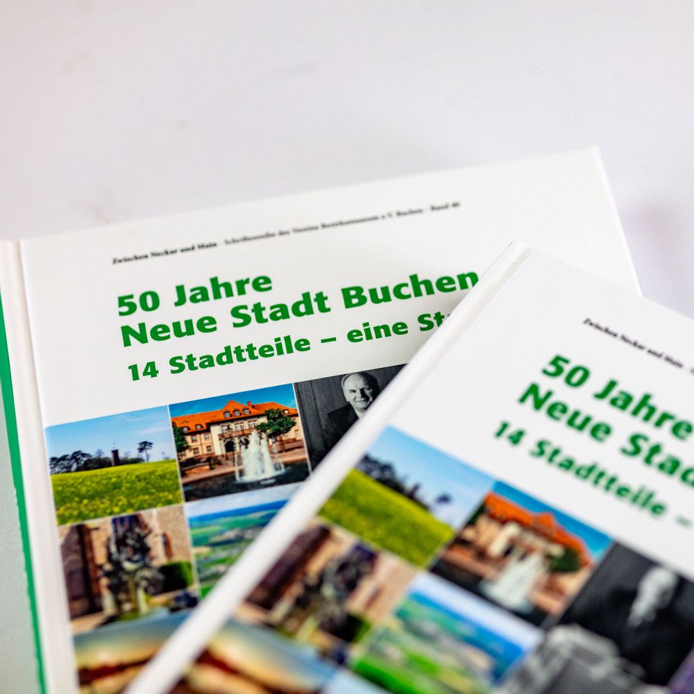 Ein Buch liegt schräg auf dem anderen