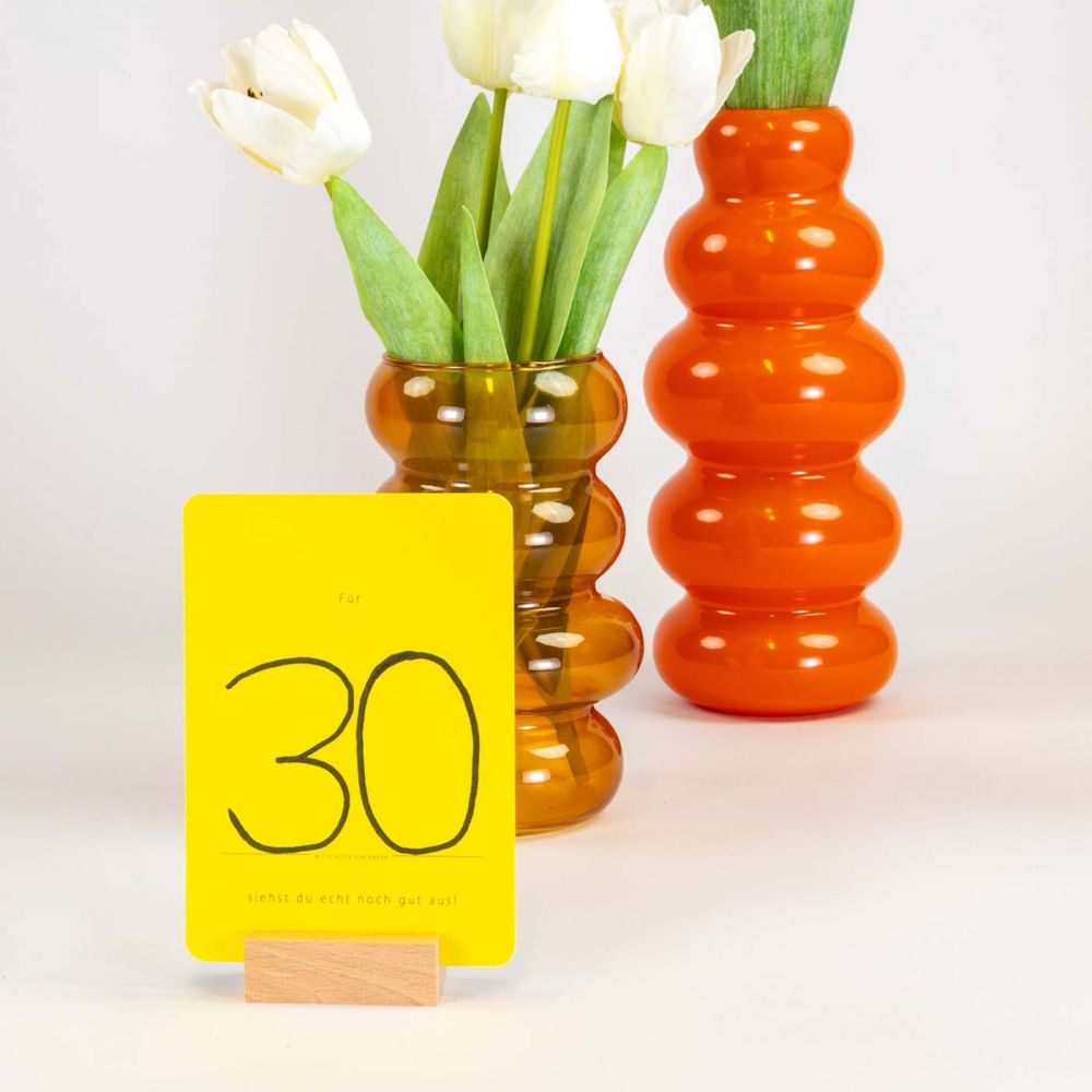 Gelbe karte im Kartenständer