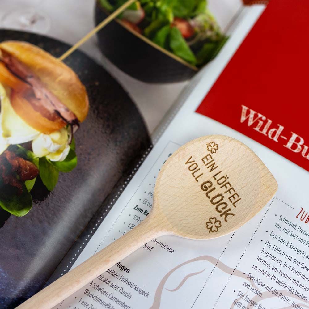 Löffel im offenen Buch