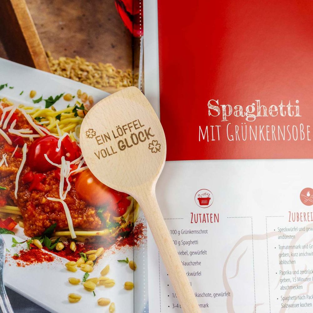 Offenes Kochbuch mit Löffel